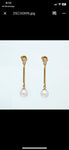 Dangling yellow gold earrings with pearl on bottom