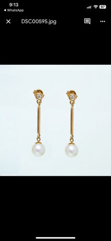 Dangling yellow gold earrings with pearl on bottom