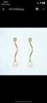 Dangling yellow gold pearl earring