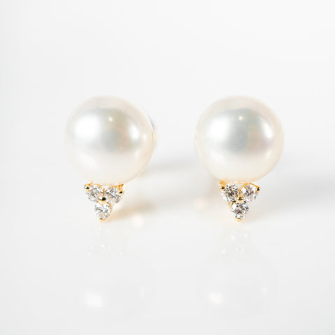 Yellow gold pearl earrings with 3 diamond on bottom